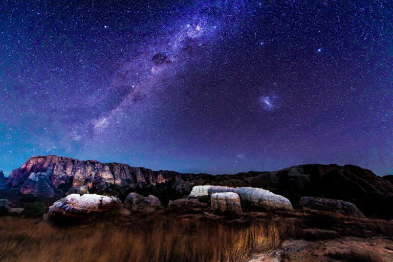 Li Weizhao - Stars-over-Deserted-Land